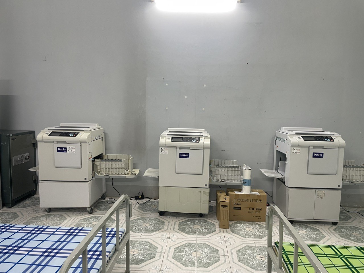 Giàn máy in siêu tốc Duplo vận hành trong phòng in sao đề thi