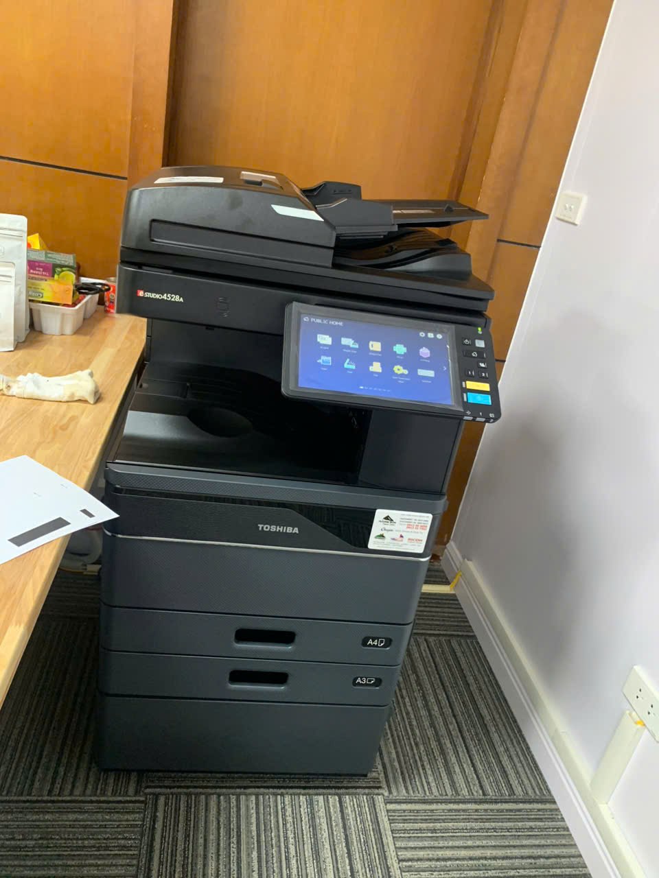 Máy photocopy Toshiba e-STUDIO hoạt động tại phòng làm việc