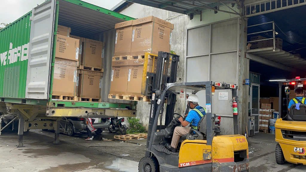Container hàng Evergreen cập cảng, xe nâng bốc dỡ về kho Hương Sơn